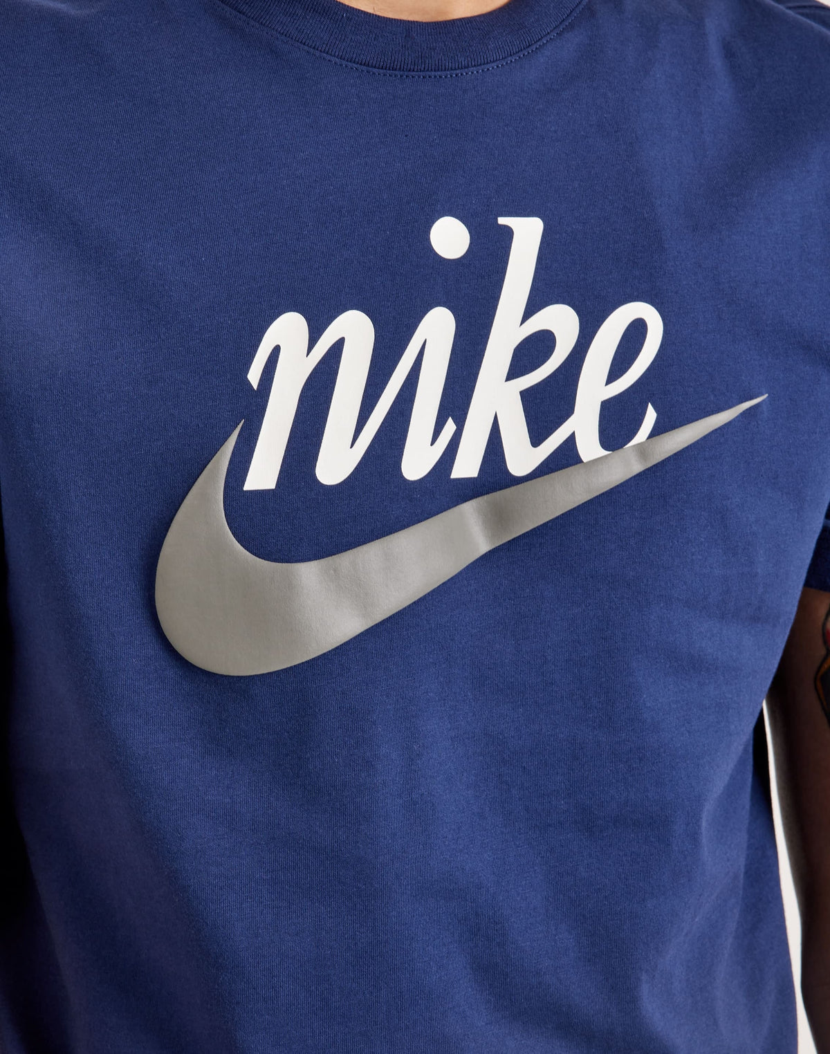 T-SHIRT NIKE NSW FUTURA 2 –DZ3279-410