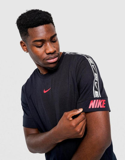 T-shirt Nike Repeat Tape HQ1205-010