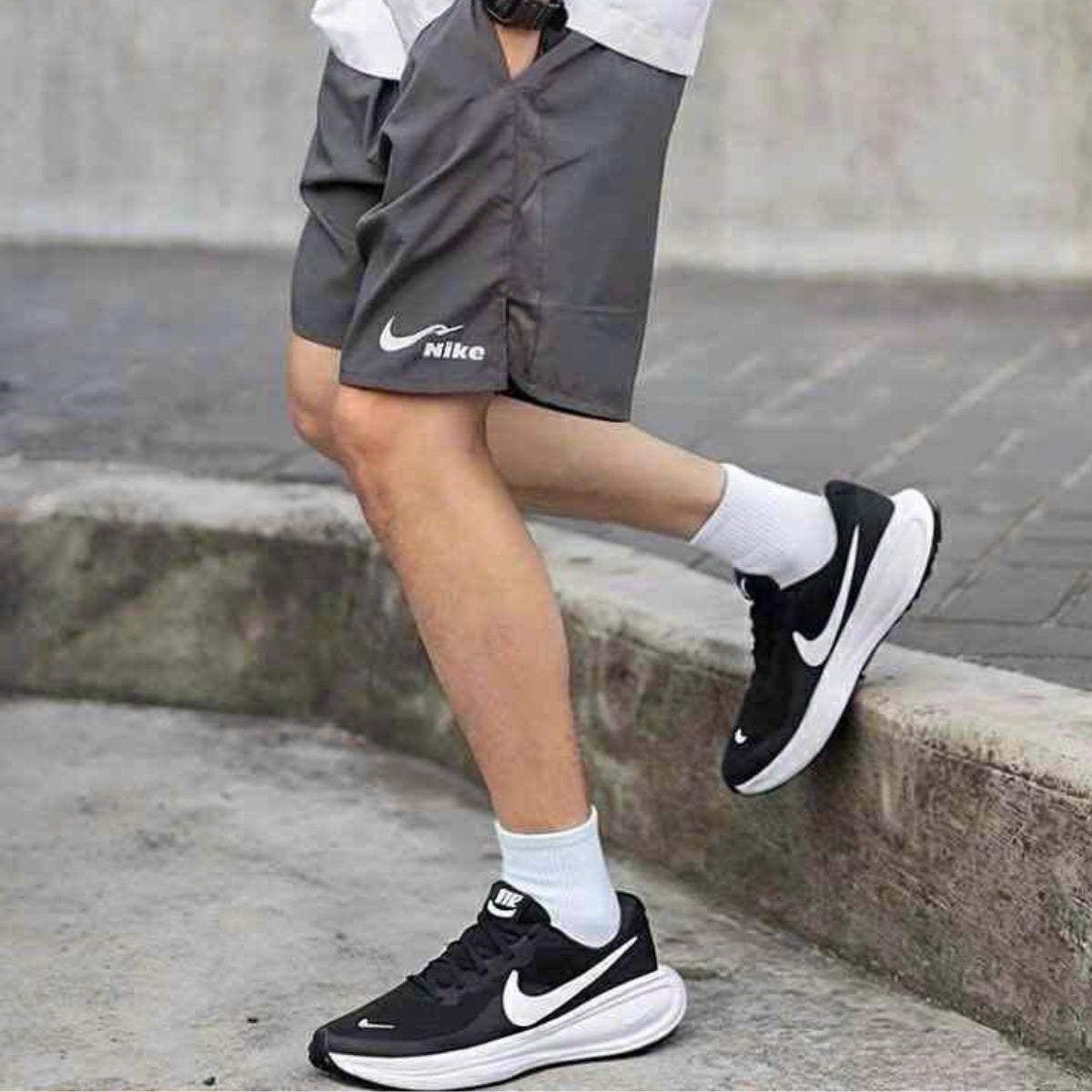 Chaussures Nike Revolution 8 ‘Noir Blanc’ HJ9198-003